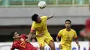 Bek Bhayangkara FC, Jajang Mulyana, duel udara dengan striker Borneo FC, Matias Conti, pada laga Liga 1 2019 di Stadion Patriot, Bekasi, Minggu (22/9/2019). Kedua tim bermain imbang 1-1. (Bola.com/M Iqbal Ichsan)