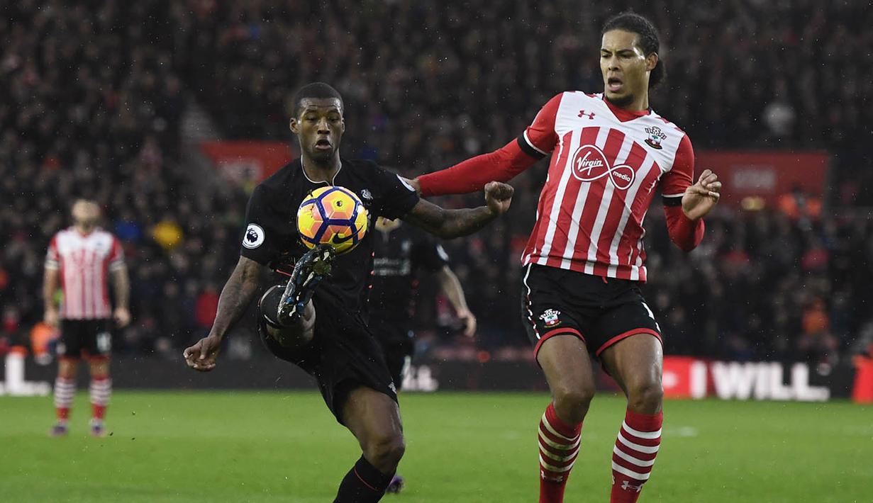 Gelandang Liverpool, Georginio Wijnaldum, berebut bola dengan bek Southampton, Virgil Van Dijk. Pada laga ini Southampton menggunakan formasi 4-3-3. (Reuters//Dylan Martinez)