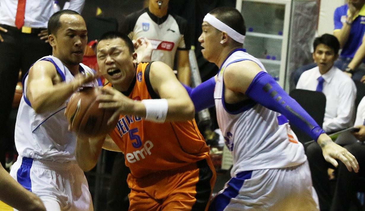 Pemain Pelita Jaya, Andy Poedjakesuma (tengah) berusaha melewati hadangan pemain Satria Muda Britama. (Bola.com/Arief Bagus)