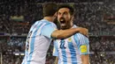 Penyerang Argentina, Ezequiel Lavezzi (kanan) melakukan selebrasi usai mencetak gol kegawang Brasil pada Kualifikasi Piala Dunia 2018 di Buenos Aires, Argentina, (13/11). Argentina bermain imbang dengan Brasil dengan skor 1-1. (AFP PHOTO/Eitan Abramovich)