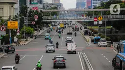 Sejumlah kendaran melintas di jalanan kawasan Harmoni, Jakarta, Selasa (7/4/2020). Volume kendaraan yang melintas di DKI Jakarta meningkat pada Senin (5/4/2020) setelah 18 hari penerapan work from home atau kerja dari rumah untuk mencegah penyebaran virus corona. (Liputan6.com/Faizal Fanani)