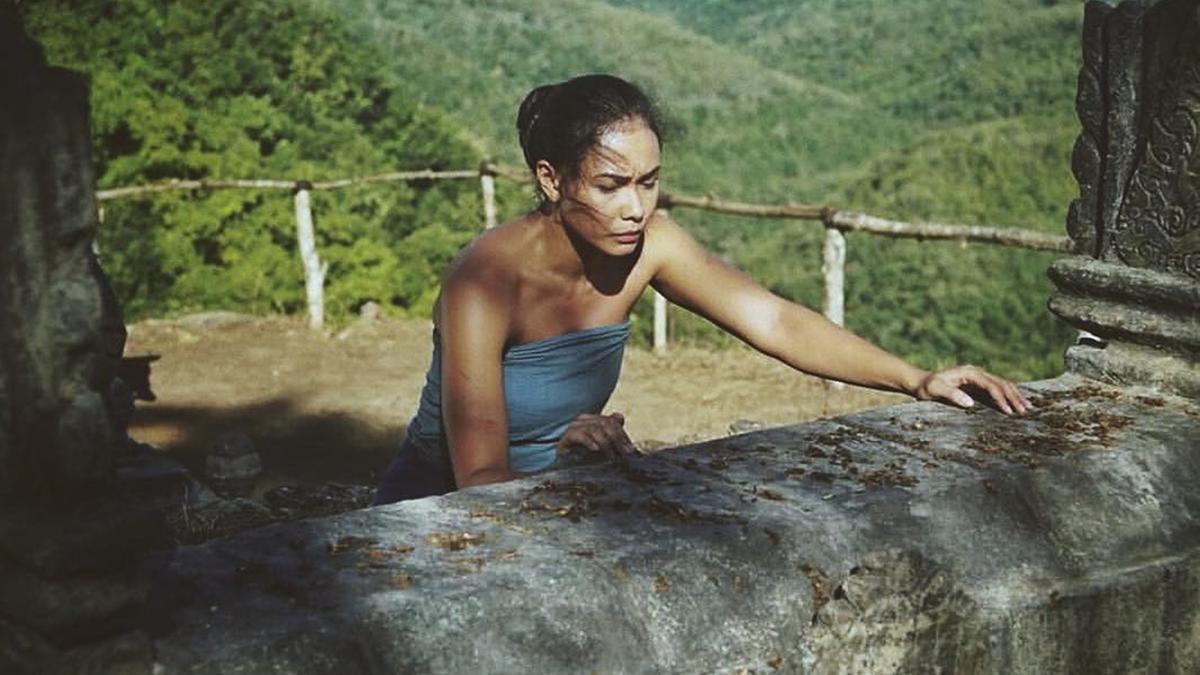 Disebut Kurang Terkenal, Ini Potret Adinia Wirasti yang Tampil Totalitas Saat Akting - Foto