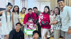 Mertua, Ibunda, hingga saudara ipar Felicya Angelista datang menjenguk Felicya Angelista usai lahiran. Dalam foto tersebut Feli sudah terlihat pulih dan bisa berdiri foto bareng keluarga. Hadirnya Baby Zefanya menambah kebahagiaan baru, wajah berseri anggota keluarga Feli dan Hito terpancar jelas. (Liputan6.com/IG/@claragaby)