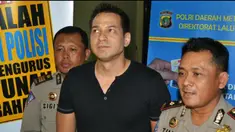 Pria berusia 44 tahun ini sedang menekuni bisnis multi level marketing di sebuah perusahaan yang bergerak di bidang kesehatan. Ari pun merasa optimis dengan bisnis yang tengah dijalani saat ini.