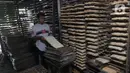 Pekerja  melakukan proses pembuatan oncom di Jakarta, Kamis (1/7/2021). Realisasi kredit usaha rakyat (KUR) hingga 18 Juni 2021 telah mencapai Rp 112,8 triliun. Angka tersebut setara dengan 44,58% dari target penyaluran KUR tahun ini sebesar Rp 253 triliun.(Liputan6.com/Angga Yuniar)