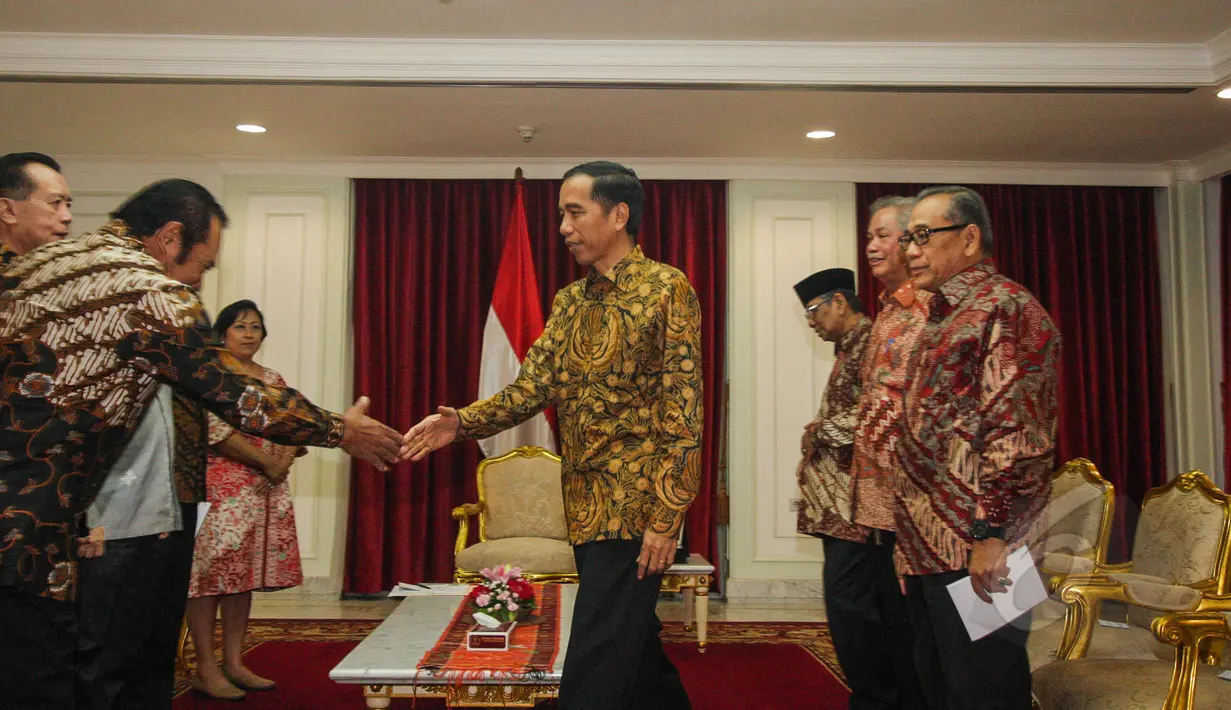 Presiden Jokowi berjabat tangan dengan salah satu anggota Dewan Pertimbangan Presiden (Wantimpres) di Kantor Presiden Kompleks Istana Kepresidenan Jakarta, Rabu (1/4/2015). Jokowi dan Wantimpres menggelar pertemuan tertutup. (Liputan6.com/Faizal Fanani)