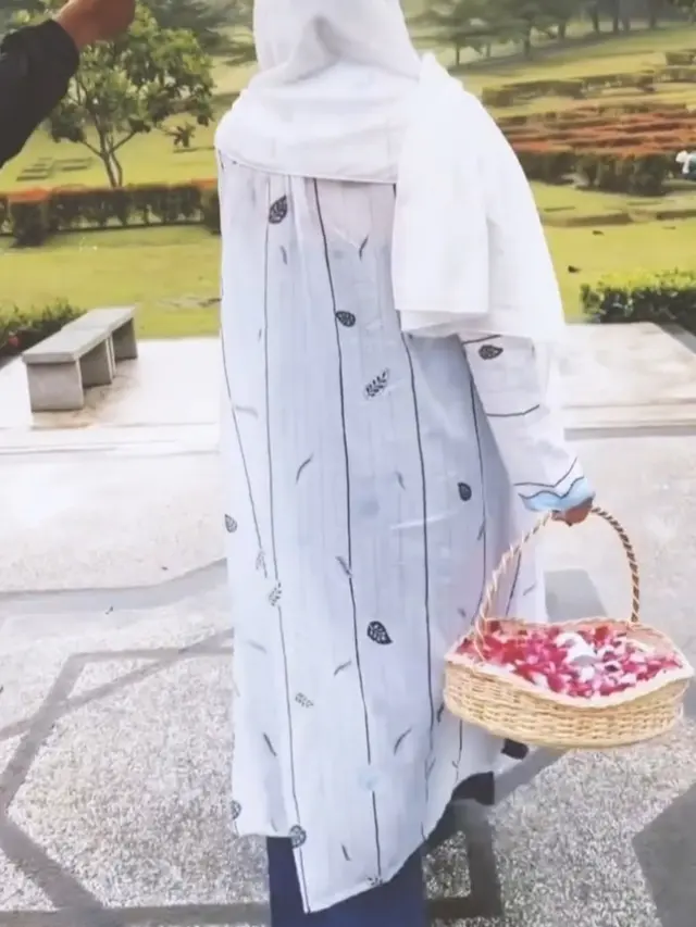 Bunga Citra Lestari ziarah makam Ashraf Sinclair dalam momen mengenang hari pernikahan 14 tahun yang lalu (Foto: Instagram bclsinclair)