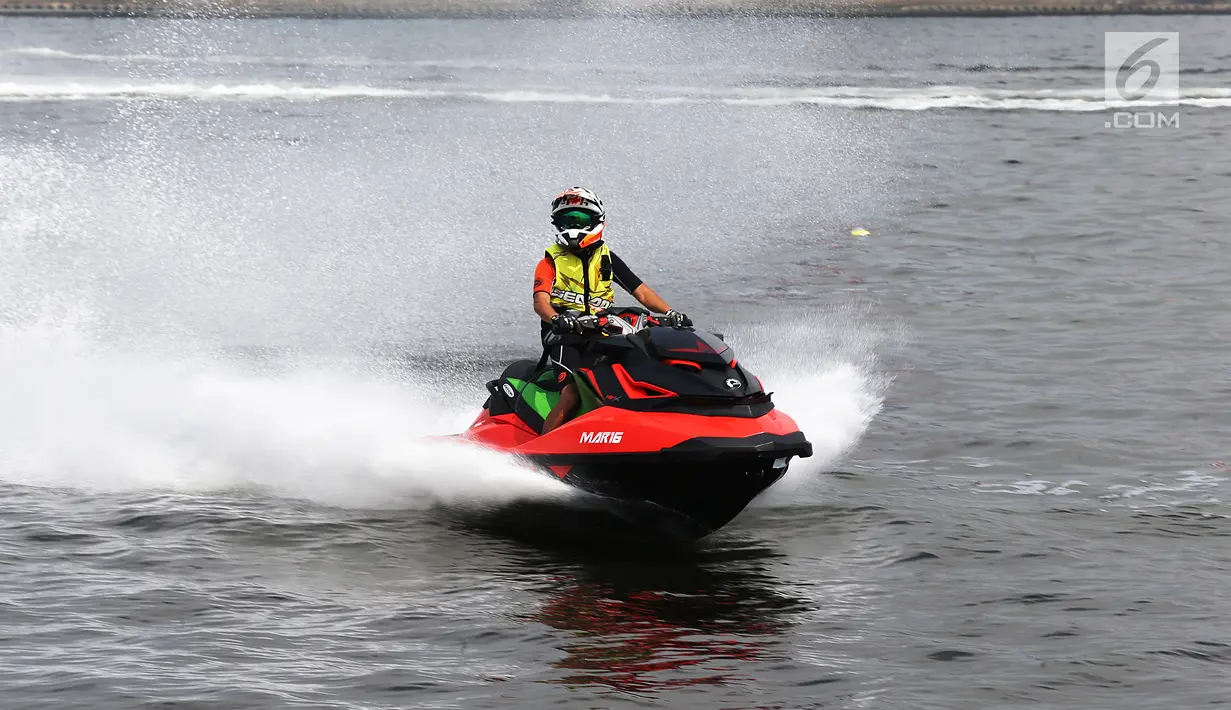 Peserta saat beraksi bermain jetski dalam kejuaraan Bhayangkara Cup Jetski Round 1 di Pantai Mutiara Pluit, Jakarta, Minggu (23/07). Kejuaraan ini sebagai momen untuk mencari bibit baru. (Liputan6.com/Fery Pradolo) 