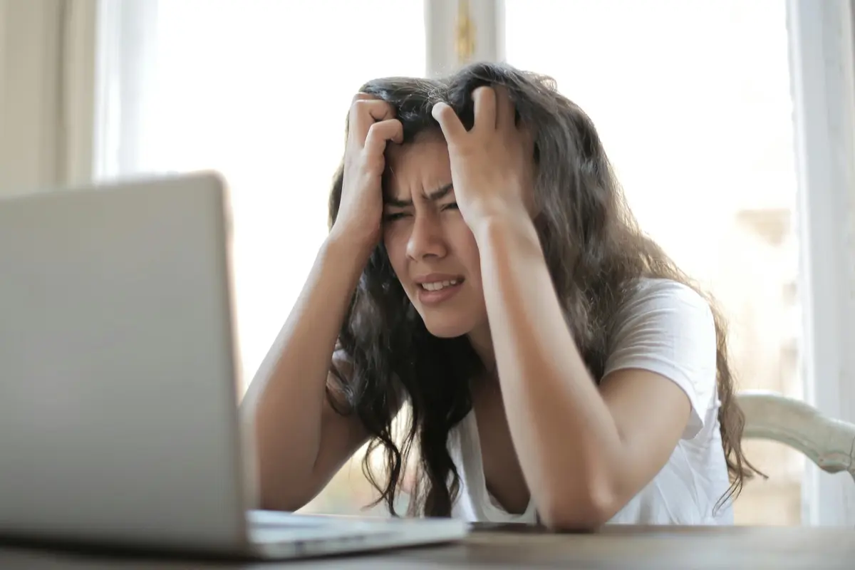 Istirahat Singkat di Meja sebagai Cara Mudah Tingkatkan Kesehatan Mental Saat Bekerja (pexels.com)