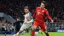 Aksi penyerang Liverpool, Roberto Firminho pada leg kedua, babak 16 besar Liga Champions yang berlangsung di Stadion Allianz Arena, Munchen, Kamis (14/3). Liverpool menang 3-1. (AFP/Mathias Balk)