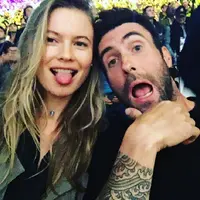 Kemesraan Adam Levine dan Behati Prinsloo yang buat banyak wanita patah hati. (Instagram/behatiprinsloo)