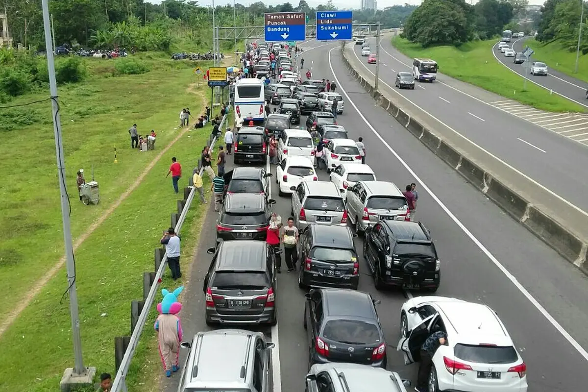 Kepadatan di Jalur Puncak di hari pertama 2018 (Liputan6.com/Achmad Sudarno)
