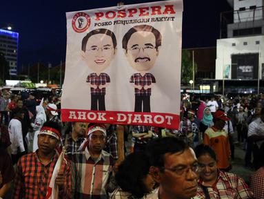 Ratusan Simpatisan tiga Bakal Calon Gubernur DKI Jakarta berkumpul mendukung para Bakal Calonnya mengambil nomer urut Pasangan Calon Gubernur dan Wakil Gubernur Jakarta, di JIEXPO, Kemayoran,, Jakarta, Selasa (25/10). (Liputan6.com/Johan Tallo)