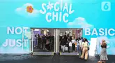 Pengunjung memenuhi ruang pameran Social Chic 2024 yang memamerkan beragam prodak fashion di kawasan Stadion Madya, Kompleks Gelora Bung Karno (GBK) Jakarta, Sabtu (3/8/2024). (Liputan6.com/Angga Yuniar)