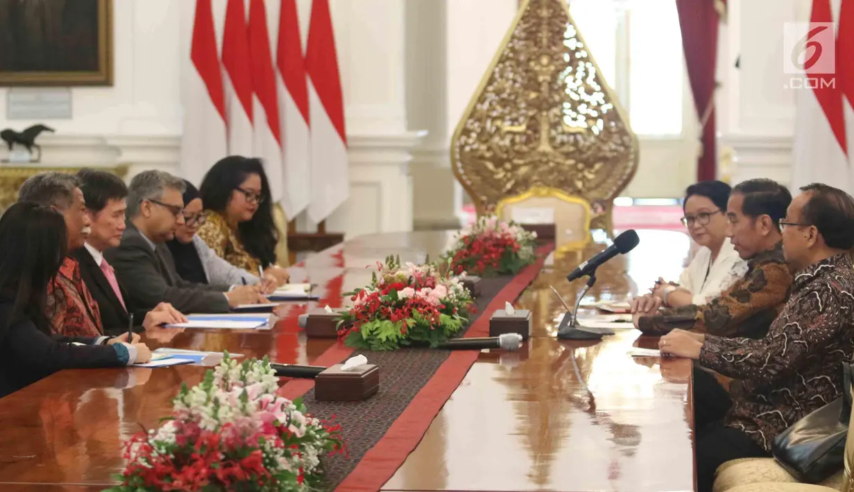 Suasana pertemuan Presiden Joko Widodo dengan Sekjen ASEAN Dato Paduka Lim Jock Hoi dari Brunei Darussalam beserta Delegasi di Istana Merdeka, Jakarta, Jumat (23/3). Pertemuan membahas pembangunan gedung baru sekretariat ASEAN. (Liputan6.com/Angga Yuniar)