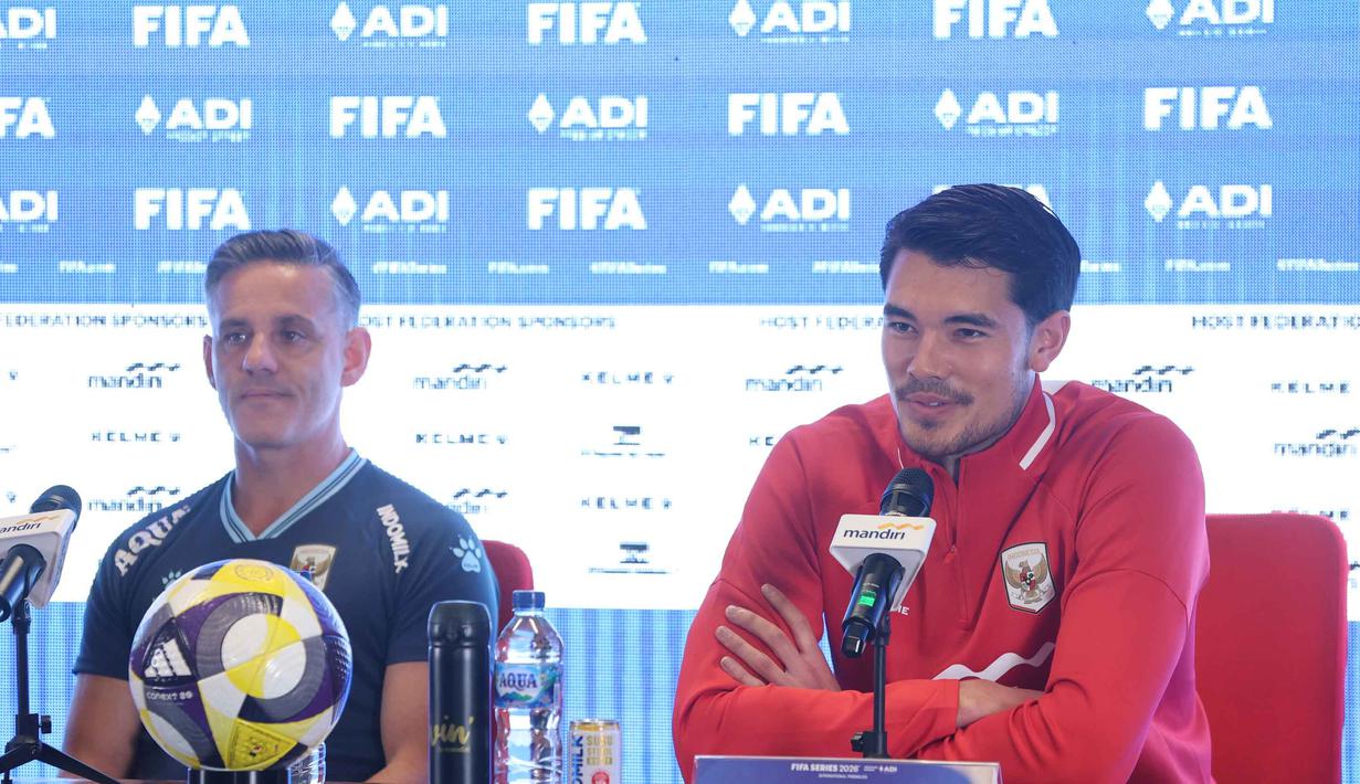 Pada musim 2025/2026, Elkan Baggott masuk dalam skuad utama dan mengenakan nomor punggung 25 setelah sebelumnya sempat dipinjamkan ke beberapa klub seperti Gillingham FC dan Blackpool FC. Tampak dalam foto, pelatih Timnas Indonesia, John Herdman (kiri) bersama Elkan Baggott saat memberi keterangan sebelum laga melawan Saint Kitts and Nevis pada ajang FIFA Series 2026 di Media Center Stadion Utama Gelora Bung Karno (SUGBK), Jakarta, Kamis (26/3/2026). (Bola.com/M Iqbal Ichsan)