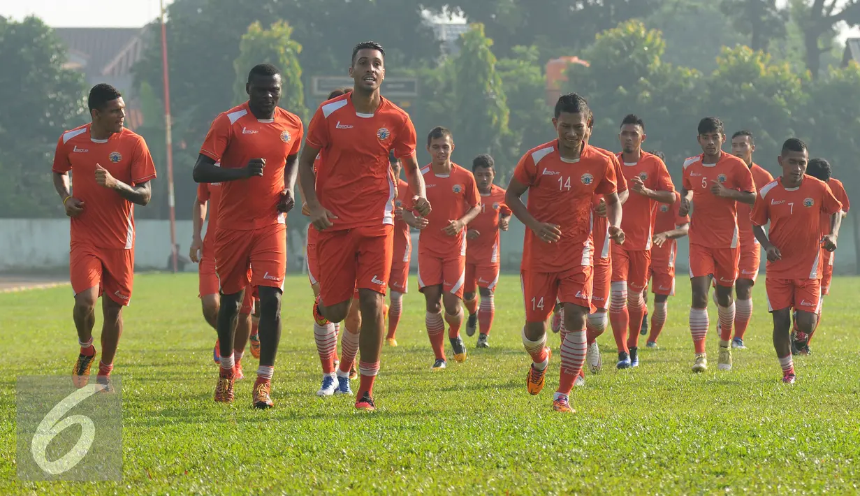 Pemain Persija berlari saat latihan di Lapangan Yon Zikon 14, Jakarta, Jumat (6/5/2016). Persija akan melakoni laga lanjutan Torabika Soccer Championship presented by IM3 Ooredoo melawan Semen Padang di GBK, Minggu (8/5). (Liputan6.com/Helmi Fithriansyah)