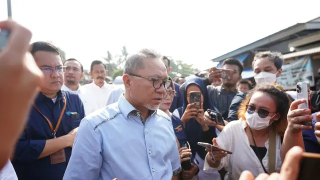 Menteri Perdagangan (Mendag) Zulkifli Hasan mengunjungi Pasar Bakauheni di Kabupaten Lampung Selatan,