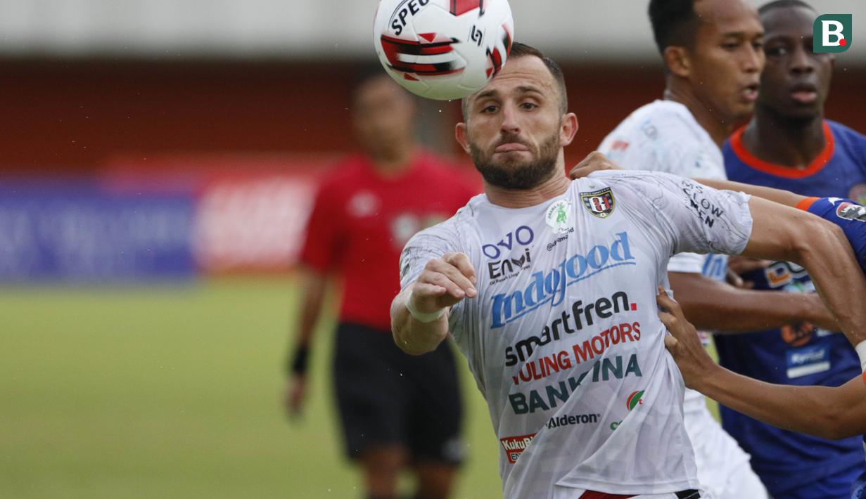 Ilja Spasojevic yang tampil apik sering kali merepotkan barisan pertahanan lawan. (Bola.com/Ikhwan Yanuar)