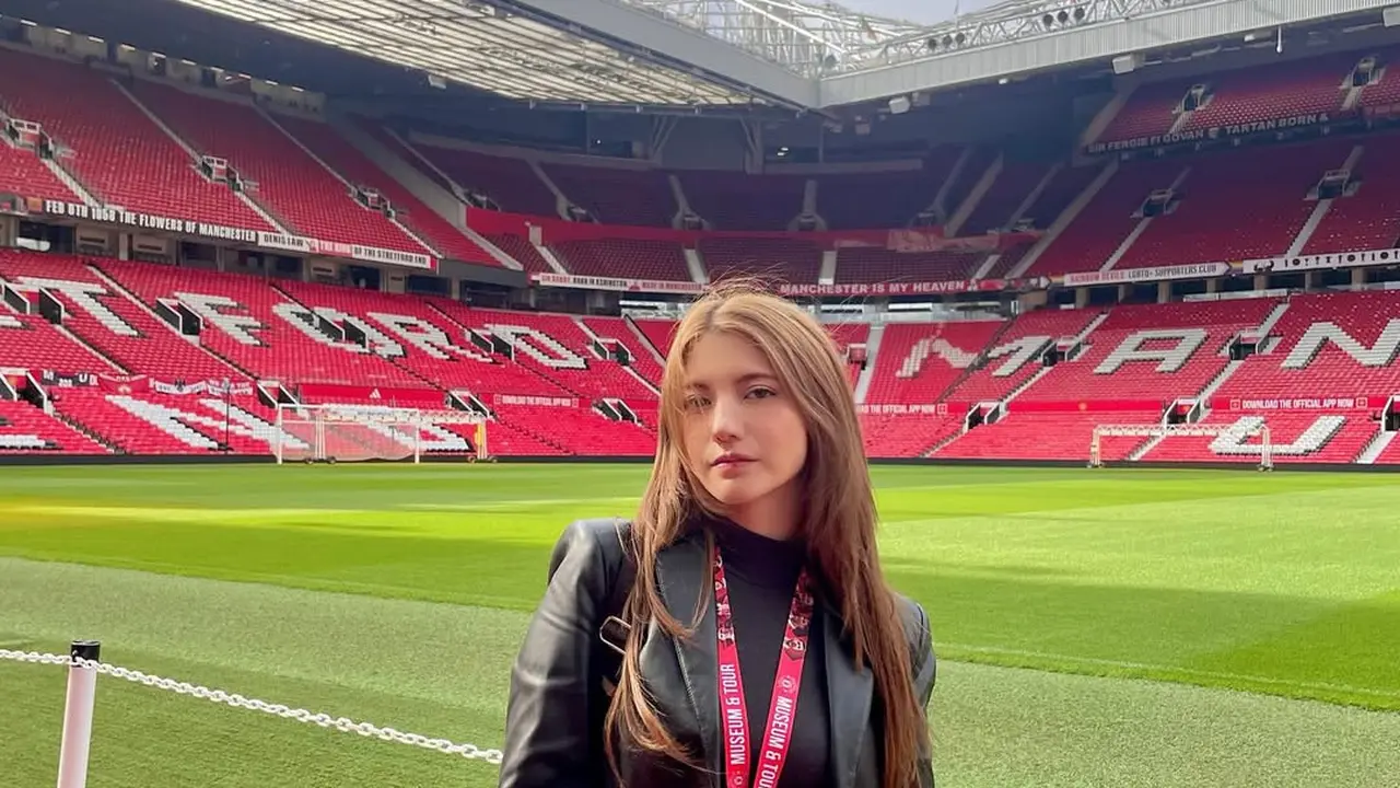 Gaya Cassandra Lee dan Ryuken Lie Liburan ke Old Trafford, Fans MU Sejati Tampil Stylish Saat Stadium Tour