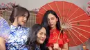 Mereka pun tampil dengan riasan makeup flawless namun tetap glowing dan memesona. [@rachelvennya]