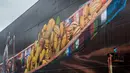 Seniman asal Brasil, Eduardo Kobra menyelesaikan karya muralnya di Itapevi, wilayah metropolitan Sao Paulo, Brasil (12/4). Karya ini merupakan mural terbesar di dunia dengan ukuran 5742 meter persegi. (AFP Photo/Nelson Almeida)