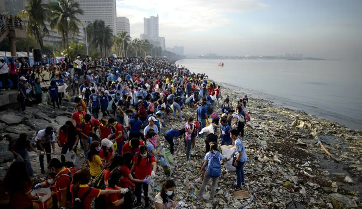 Sejumlah Relawan membersihkan sampah yang menumpuk di Manila Bay pada (19/9/2015). Kegiatan membersihkan pantai ini untuk memperingati International Coastal Cleanup Day atau Hari membersihkan pantai internasional. (AFP PHOTO/NOEL CELIS)