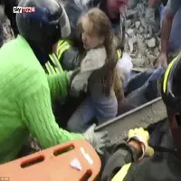 Gempa Italia pada Rabu (24/8) meruntuhkan banyak bangunan. Salah satu gadis belia bahkan tertumbun selama 17 jam. | via: dailymail.co.uk