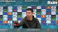 Cristiano Ronaldo singkirkan botol minuman soda sponsor Euro 2020. (dok. tangkapan layar video Twitter @TheSun)