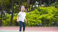Jangan Asal Pilih! Sepatu dan Sandal Anak yang Tepat Bantu Jaga Tumbuh Kembang Kaki