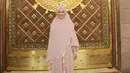 Cut Meyriska tampil manis saat ia menjalankan ibadah umrah. Ia terlihat mengenakan hijab berwarna merah muda. (foto: instagram.com/cutratumeyriska)