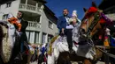 Seorang pria muslim Bulgaria menggendong putranya saat duduk di atas kuda selama upacara sunat massal untuk anak laki-laki di Desa Ribnovo, 11 April 2021. Penduduk Desa Ribnovo adalah muslim berbahasa Bulgaria, kadang-kadang disebut sebagai "Pomaks" atau "orang yang menderita". (Nikolay DOYCHINOV/AF