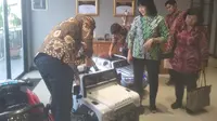 Direktur Jenderal Industri Kecil, Menengah dan Aneka Gati Wibawaningsih berkunjung ke pabrik mainan anak, PT Sinar Harapan Plastik (PT SHP) di Jakarta Barat. Dok Merdeka.com/Wilfridus Setu Umbu