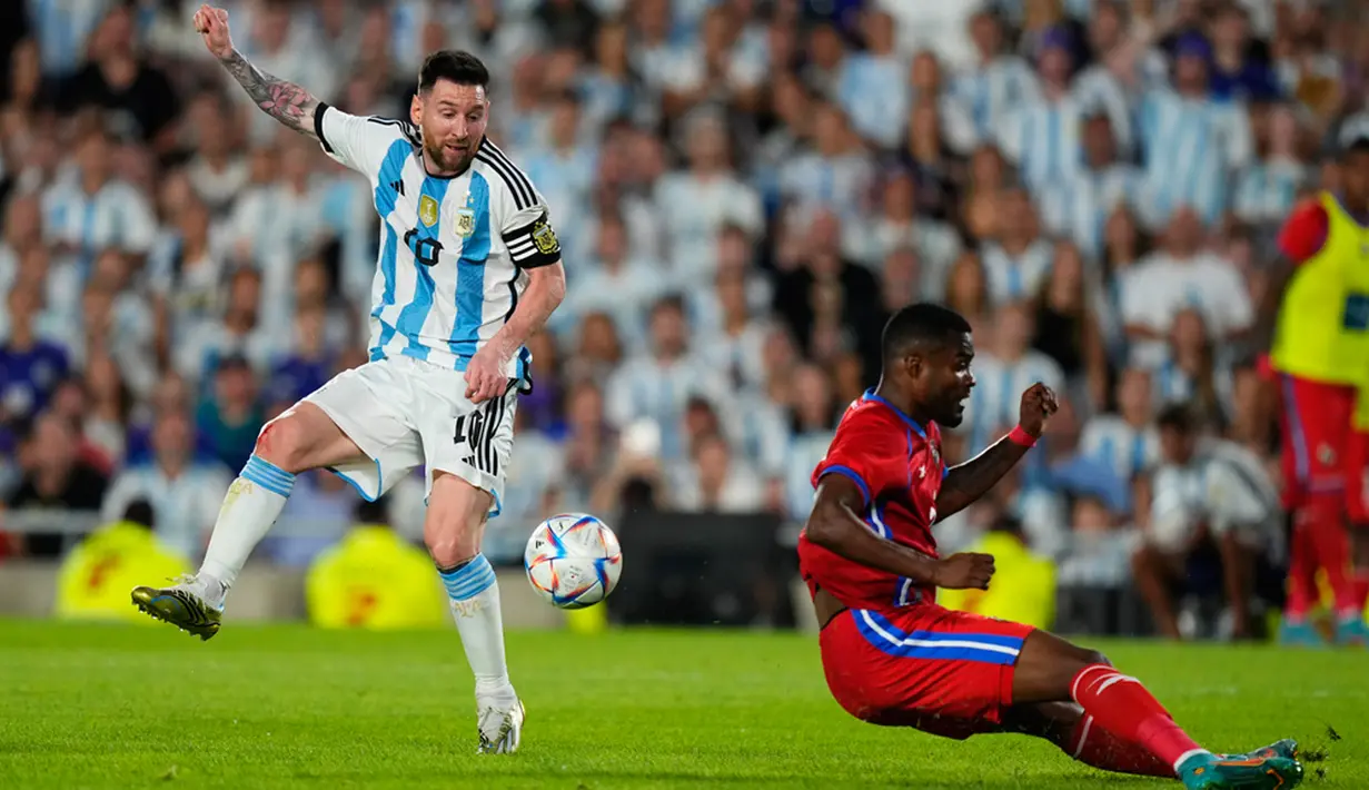Pelanggaran Miguel Camargo kepada Rodrigo De Paul menghasilkan tendangan bebas untuk Argentina. Messi yang menjadi eksekutor berhasil membobol gawang Guerra. (AP Photo/Natacha Pisarenko)