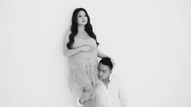 Hamil Anak Pertama, Intip 8 Gaya Maternity Shoot Stella Cornelia dengan Ragam Busana