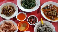 Ragam makanan yang disajikan di warung Seafood Ayu. (dok. Instagram @seorangperempuan/https://www.instagram.com/p/Bf8chkFnerv/Esther Novita Inochi)