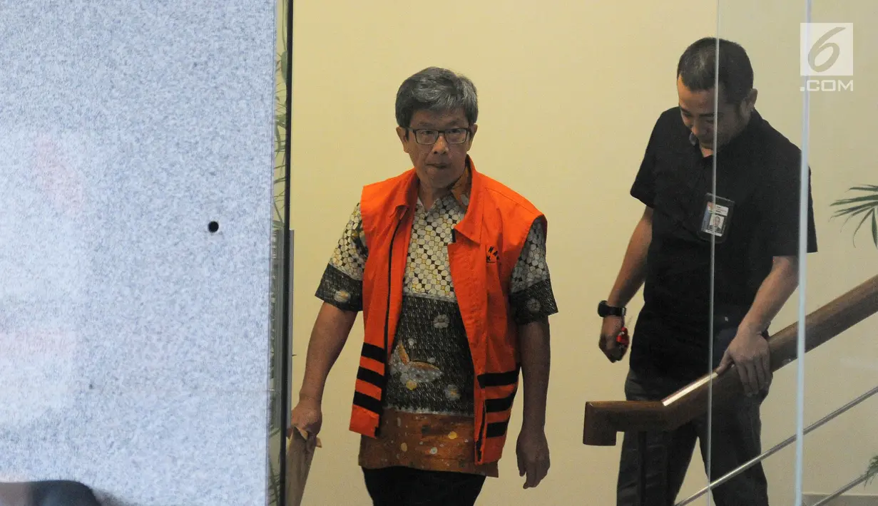 Ekspresi Direktur Utama PT Quadra Solution Anang Sugiana Sudiharjo usai menjalani pemeriksaan lanjutan di Gedung KPK, Jakarta, Rabu (7/2). Kasus E-KTP merugikan negara hingga Rp 2,3 triliun. (Liputan6.com/Herman Zakharia)