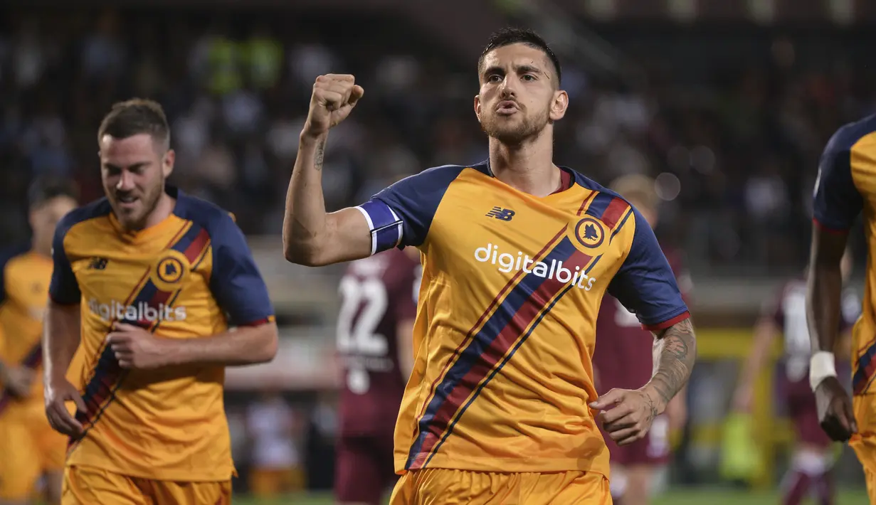 Gelandang AS Roma, Lorenzo Pellegrini berselebrasi usai mencetak gol ke gawang Torino pada pertandingan lanjutan Liga Serie A Italia di Stadion Olimpiade di Turin, Italia, Sabtu (21/5/2022). Dengan kemenangan ini, Roma memastikan finis di urutan keenam klasemen akhir sekaligus menyegel tempat di Liga Europa musim depan. (Spada/LaPresse via AP)