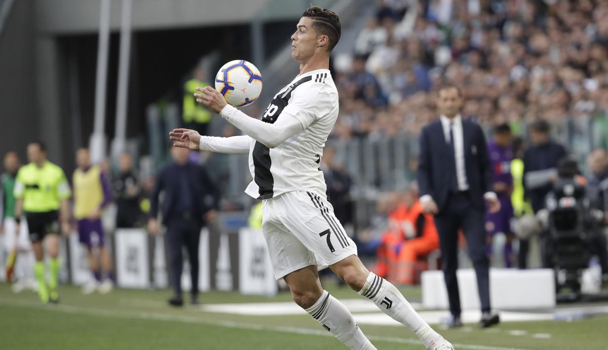 Striker Juventus, Cristiano Ronaldo, mengontrol bola saat melawan Fiorentina pada laga Serie A 2019 di Stadion Juventus, Sabtu (20/4). Juventus menang 2-1 atas Fiorentina. (AP/Luca Bruno)
