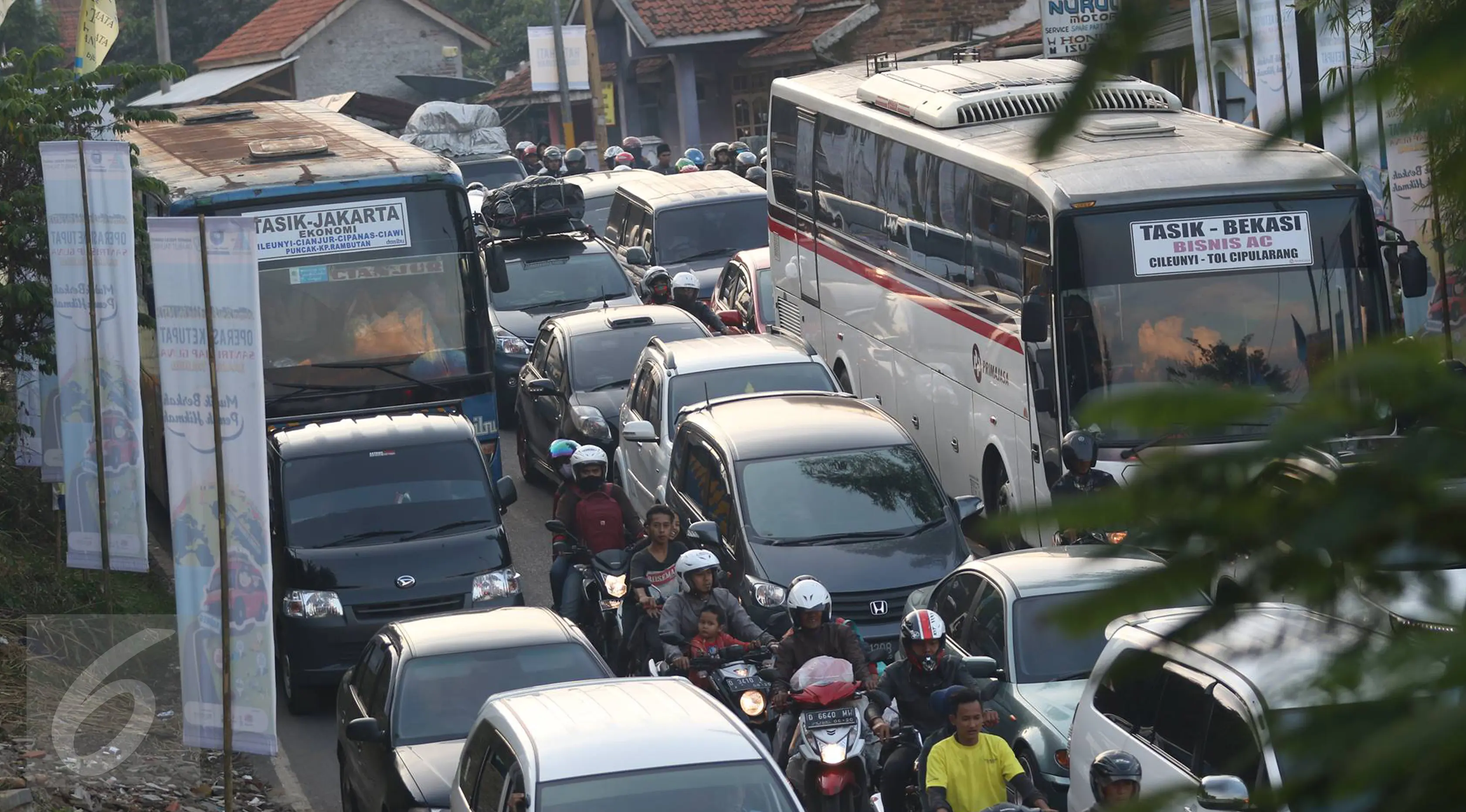 Sejumlah pengendara motor juga terjebak kemacetan di jalur lingkar Nagrek, Jawa Barat, Sabtu (2/7). Meningkatnya volume kendaraan menjadi penyebab kemacetan di jalur yang rutin dilintasi pemudik setiap tahun tersebut. (Liputan6.com/Immanuel Antonius)