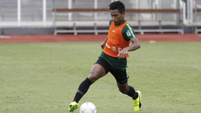 Pemain Timnas Indonesia U-22, Osvaldo Haay, mengontrol bola saat latihan. (Bola.com/Yoppy Renato)
