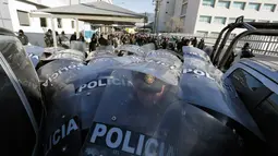 Petugas kepolisian memblokir pintu masuk usai kerusuhan di penjara Topo Chico, Monterrey, Meksiko, Kamis (11/2). Perkelahian pecah sekitar tengah malam antara para narapidana dari kubu-kubu yang bersaing di penjara Topo Chico. (REUTERS/Daniel Becerril)