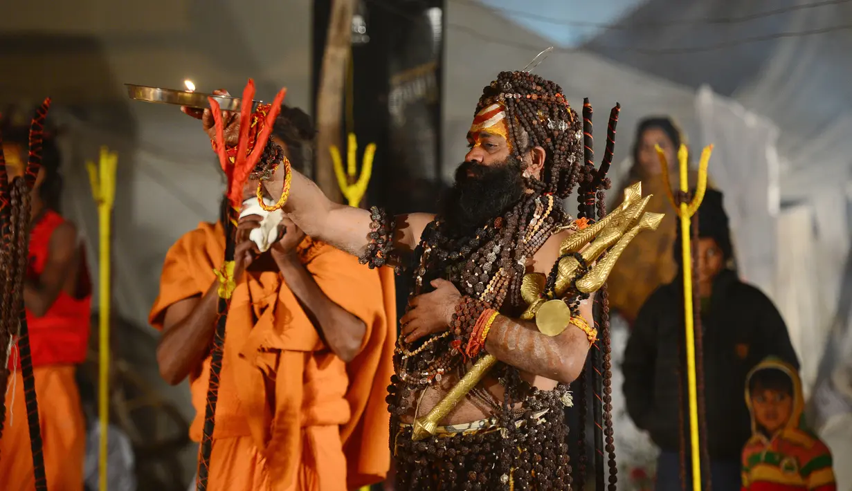Seorang Sadhu India melakukan ritual di luar kampnya saat acara tradisional Magh Mela di Sangam, India (2/1). Mereka melakukan ritual penyucian diri di Sangam, sebuah lokasi pertemuan antara sungai Gangga dan sungai Yamuna (AFP Photo/Sanjay Kanojia)