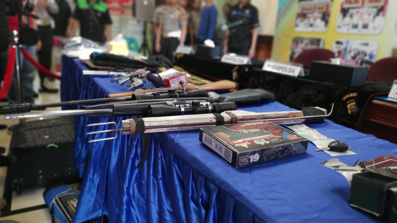 Senjata yang disita polisi usau baku tembak dengan Satriandi (M Syukur/Liputan6.com)