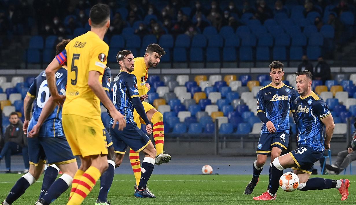 Di akhir babak pertama Barcelona kembali menjauh 3-1. Gol ketiga dicetak Gerard Pique melalui tendangan dari dalam kotak penalti. Skor 3-1 pun menutup babak pertama. (AFP/Andreas Solaro)