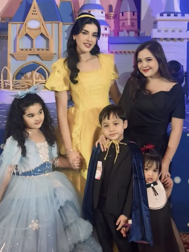 Tasya Kamila  Hadir di Pesta Ulang Tahun Bertema Disneyland Kedua Anak Tasya Farasya. [@tasyakamila]