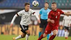Penyerang Jerman, Luca Waldschmidt (kiri) dan bek Republik Ceko, Jakub Brabec berbut bola dalam laga persahabatan di Red Bull Arena, Leipzig, Kamis (12/11/2020) dini hari WIB. Jerman sukses mengalahkan Republik Ceko dengan skor tipis 1-0. (Odd ANDERSEN / AFP)