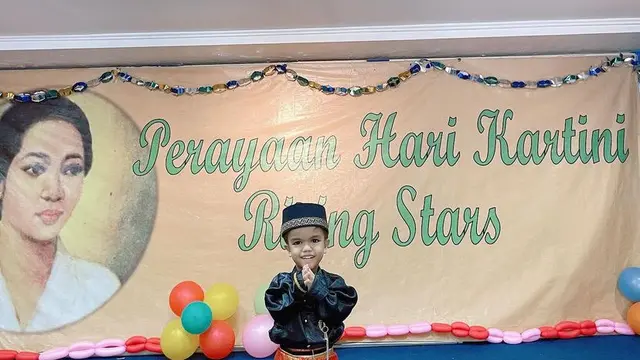 Sedangkan si kecil Razeen mengenakan baju setelan warna hitam, lengkap dengan kain songket merah keemasan yang dipakai di atas celananya serta peci hitam dan brosnya.