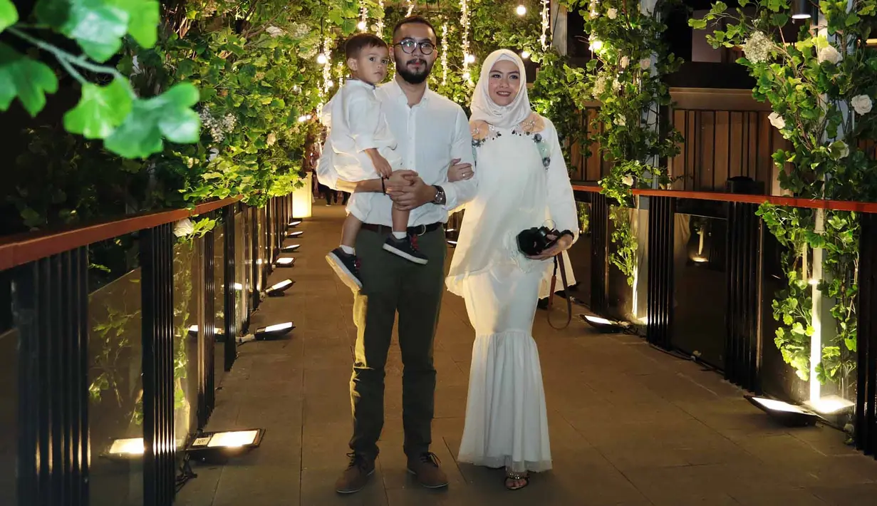 Revalina S Temat dan suami, Rendy Aditya Gunawan serta anaknya Rihga Sadiwasakti Rabbani terlihat ikut hadir. Artis yang melejit lewat sinetron Bawang Merah dan Bawang Putih itu kompak mengenakan putih-putih dengan suami. (Deki Prayoga/Bintang.com)