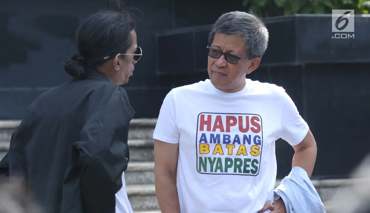 <p>Pemohon pengajuan uji materi Pasal 222 UU No.7 Tahun 2017, Rocky Gerung (kanan) di depan Gedung Mahkamah Konstitusi, Jakarta, Kamis (21/6). (Mereka mengajukan uji materi syarat ambang batas pencalonan presiden. (Liputan6.com/Helmi Fithriansyah)</p>